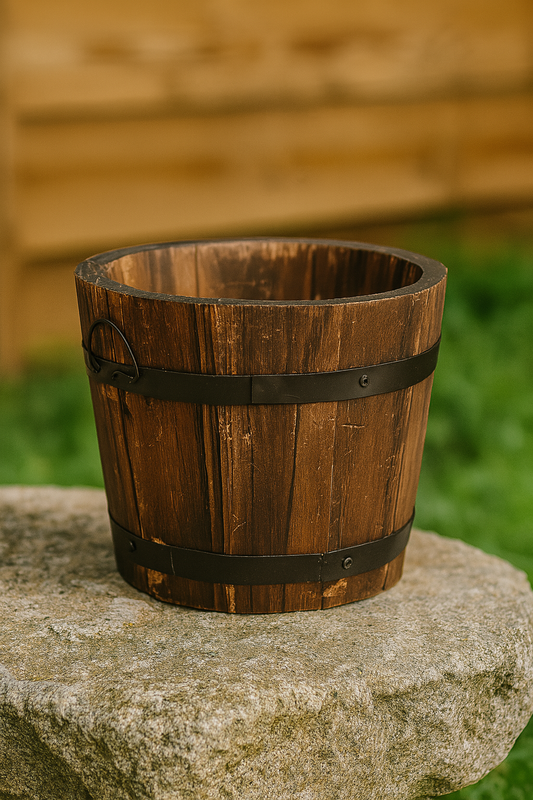 Holzfass-Pflanzgefäß im Vintage-Stil